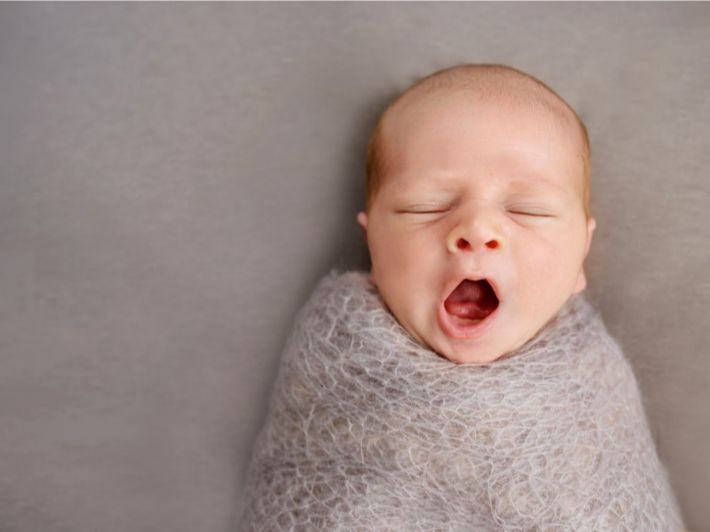 أسباب كثرة النوم والخمول عند الأطفال حديثي الولادة
